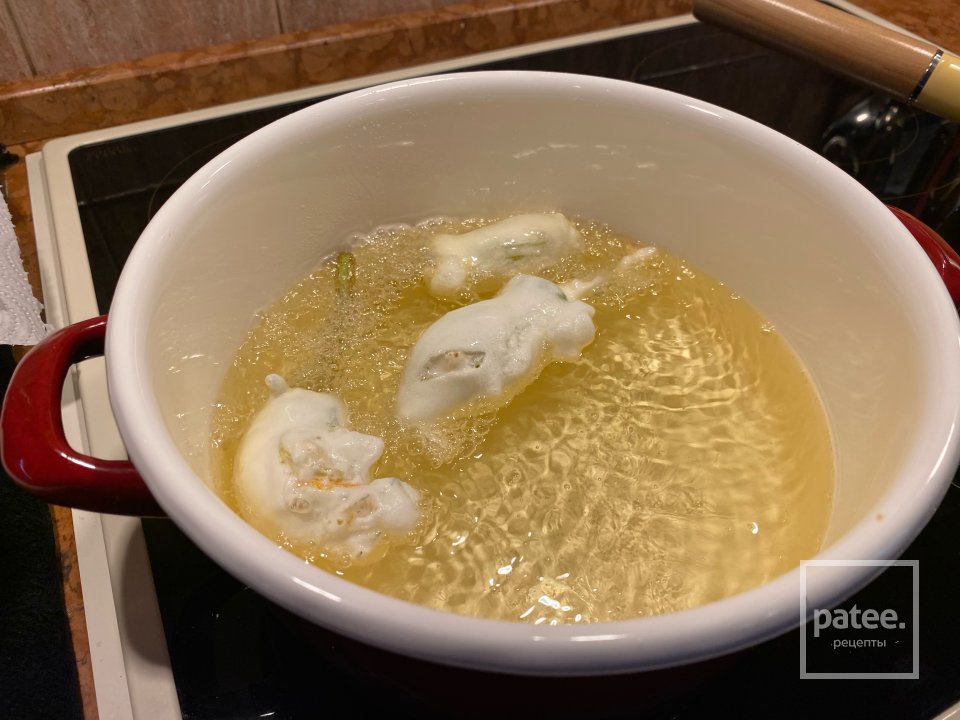 Цветки цукини с медово-чесночной рикоттой в кляре с сырным соусом - Шаг 10