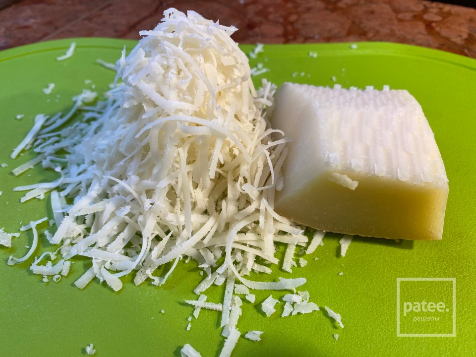 Цветки цукини с медово-чесночной рикоттой в кляре с сырным соусом - Шаг 11