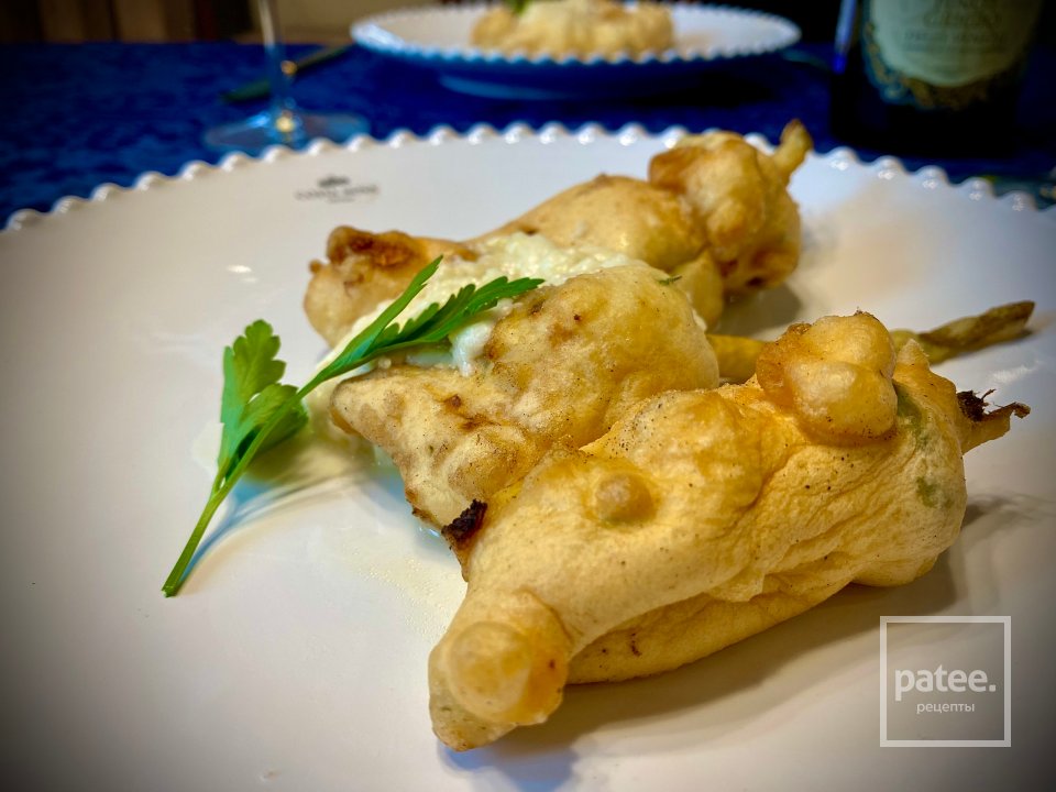 Цветки цукини с медово-чесночной рикоттой в кляре с сырным соусом - Шаг 14