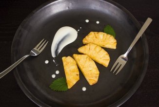 Ананас на грилі з особливим соусом