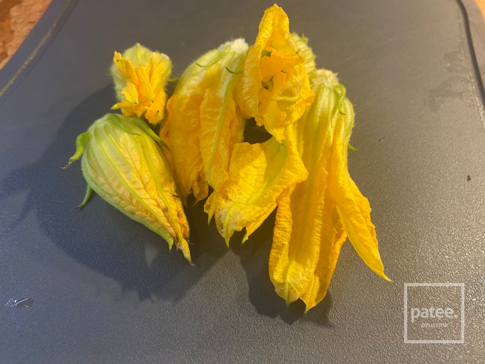 Цветки цукини с фейхоа, грецкими орехами и лаймом в сладком кляре и лимонном курде - Шаг 1