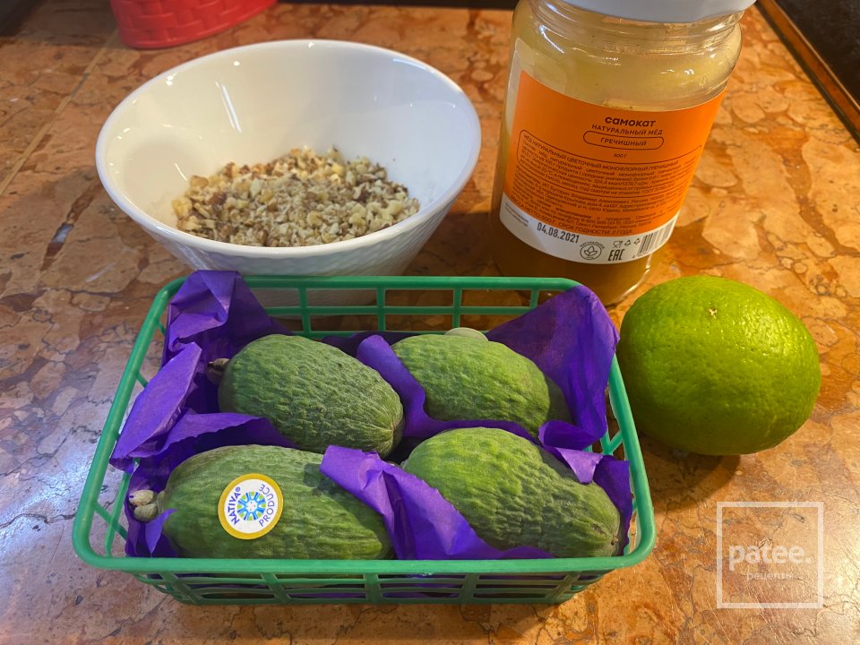 Цветки цукини с фейхоа, грецкими орехами и лаймом в сладком кляре и лимонном курде - Шаг 2