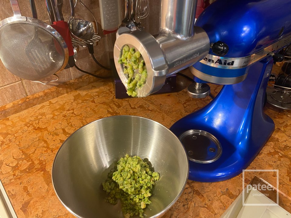 Цветки цукини с фейхоа, грецкими орехами и лаймом в сладком кляре и лимонном курде - Шаг 3