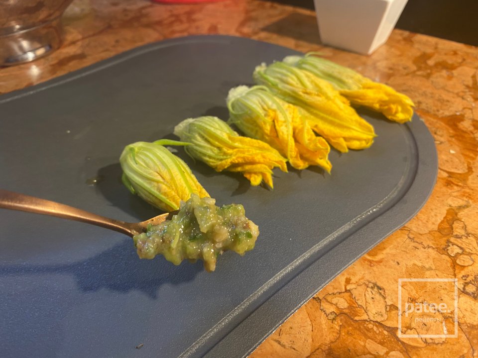 Цветки цукини с фейхоа, грецкими орехами и лаймом в сладком кляре и лимонном курде - Шаг 8