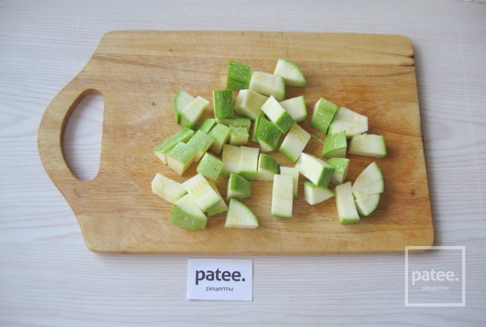 Салат из кабачков с огурцами на зиму - Шаг 2