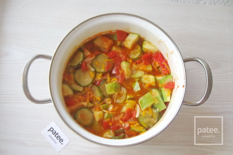 Салат из кабачков с огурцами на зиму - Шаг 10