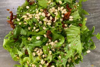 Салат с вялеными томатами