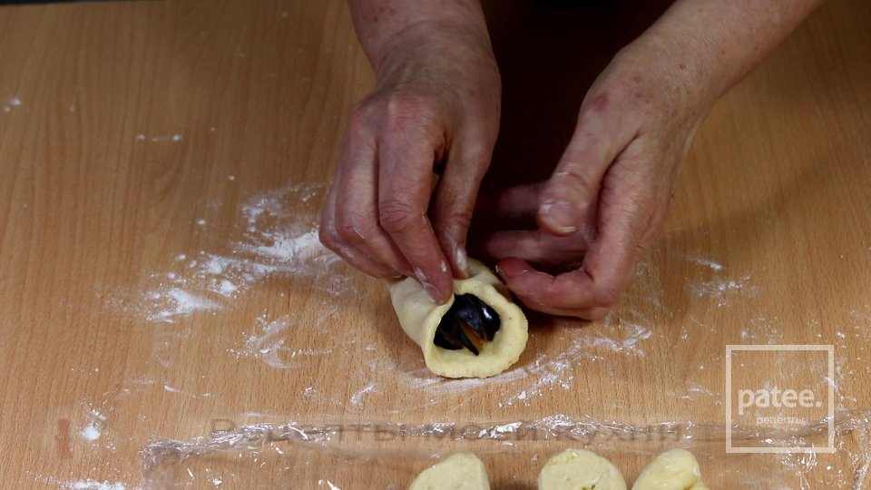 Пирожки со сливами на творожном тесте без дрожжей - Шаг 10