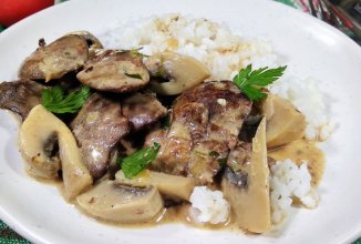 Куриная печень в сливочном соусе с грибами