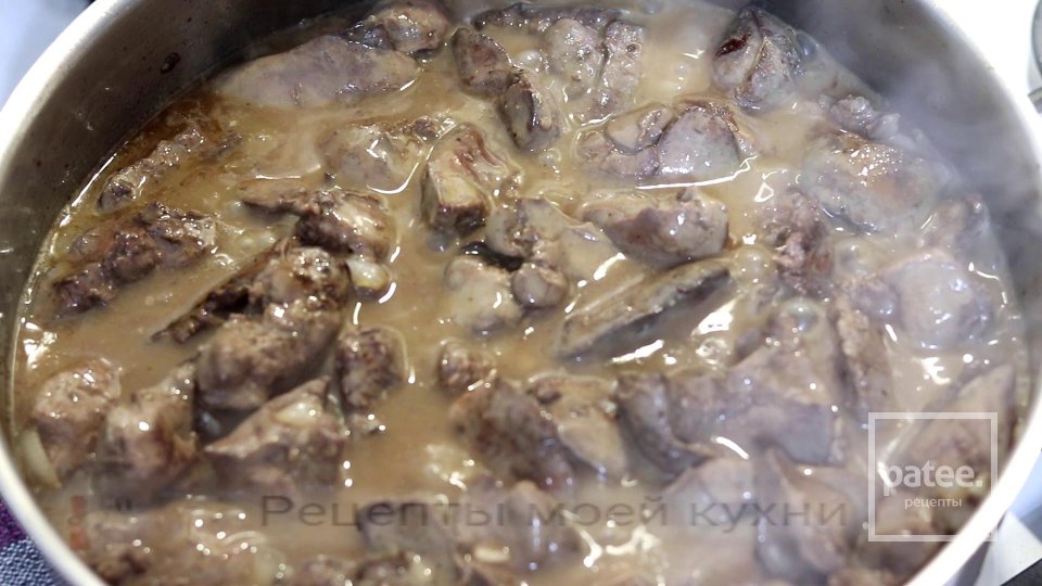 Куриная печень в сливочном соусе с грибами - Шаг 8