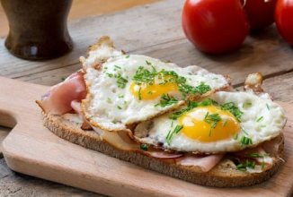 Бутерброд с яичницей и беконом