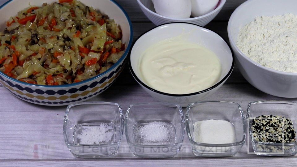 Заливной пирог с капустой и грибами - Шаг 1