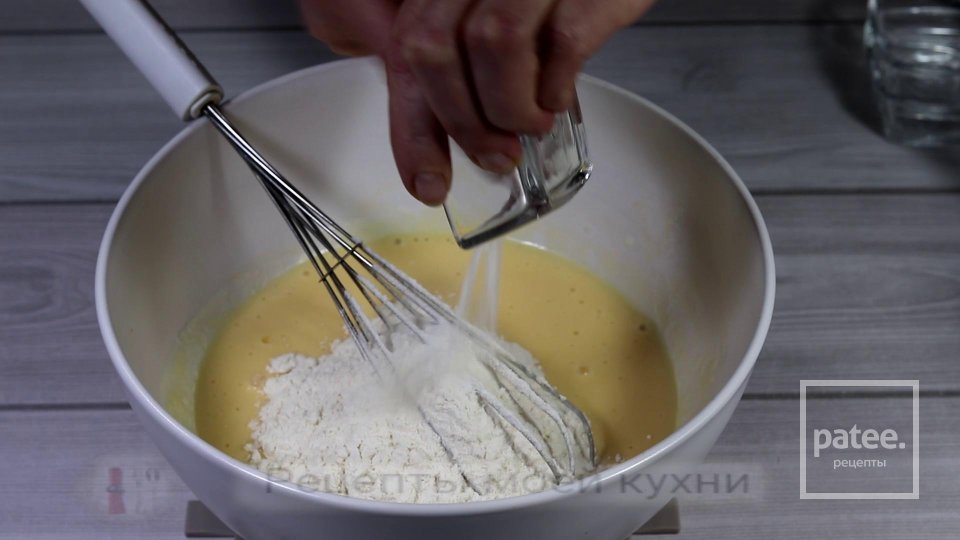 Заливной пирог с капустой и грибами - Шаг 3