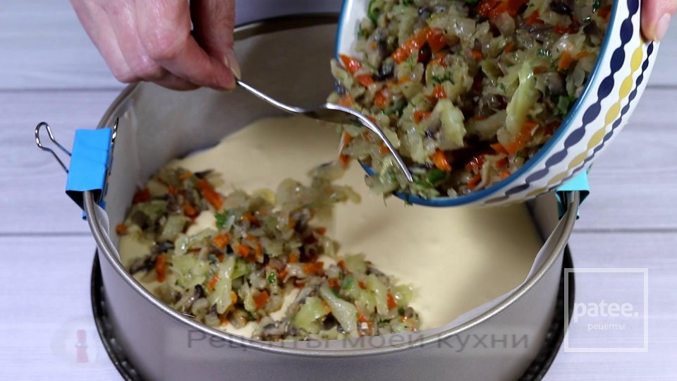 Заливной пирог с капустой и грибами - Шаг 6