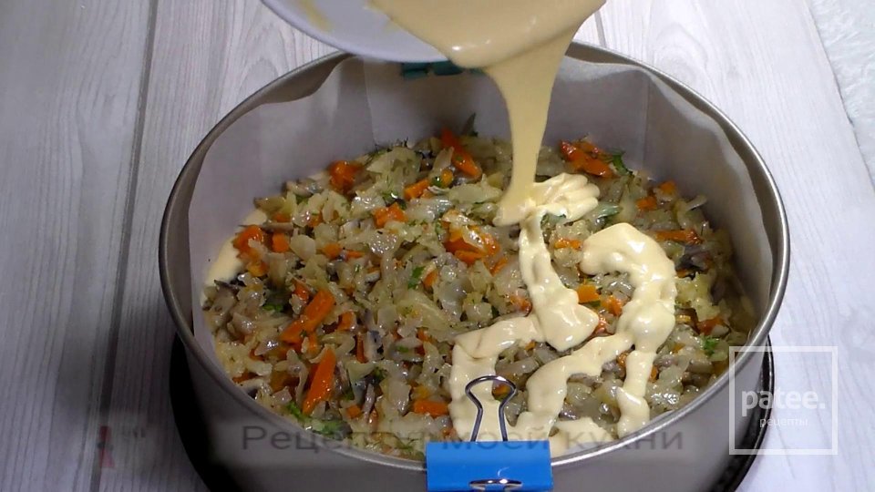 Заливной пирог с капустой и грибами - Шаг 7