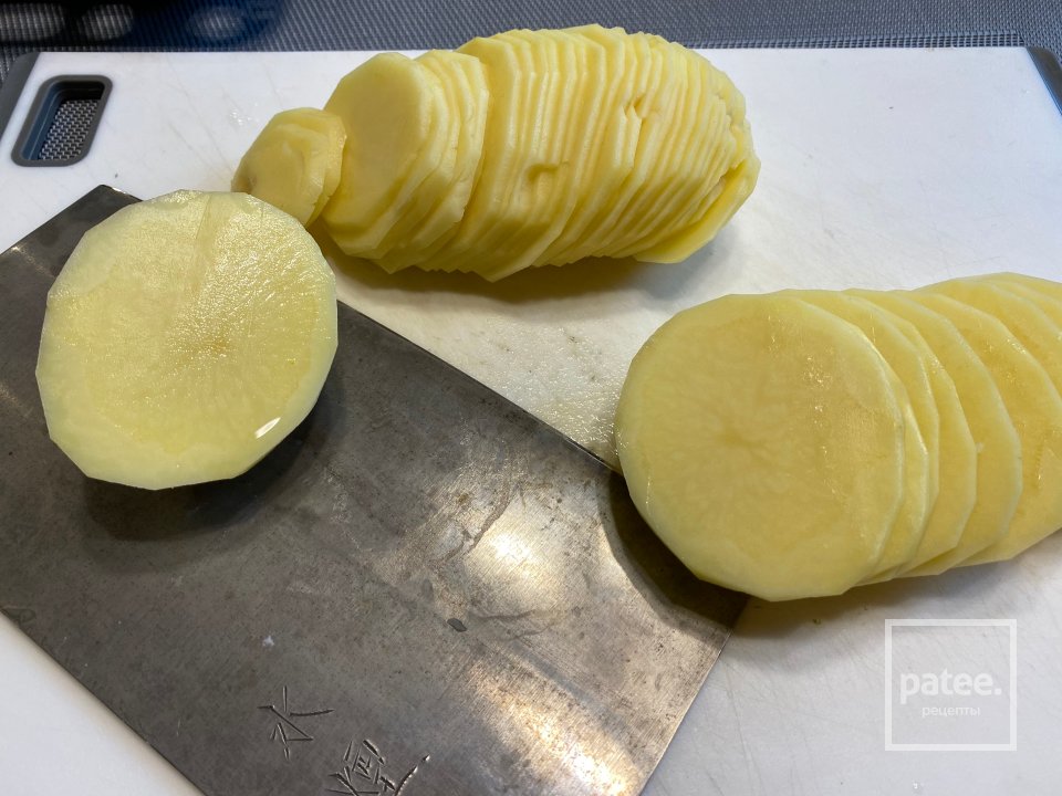 Ледяная рыба с пюре из цветной капусты и испеченном на утином жиру гратеном со сметаной и красной икрой - Шаг 1