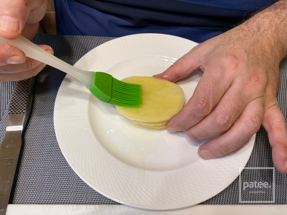 Ледяная рыба с пюре из цветной капусты и испеченном на утином жиру гратеном со сметаной и красной икрой - Шаг 3