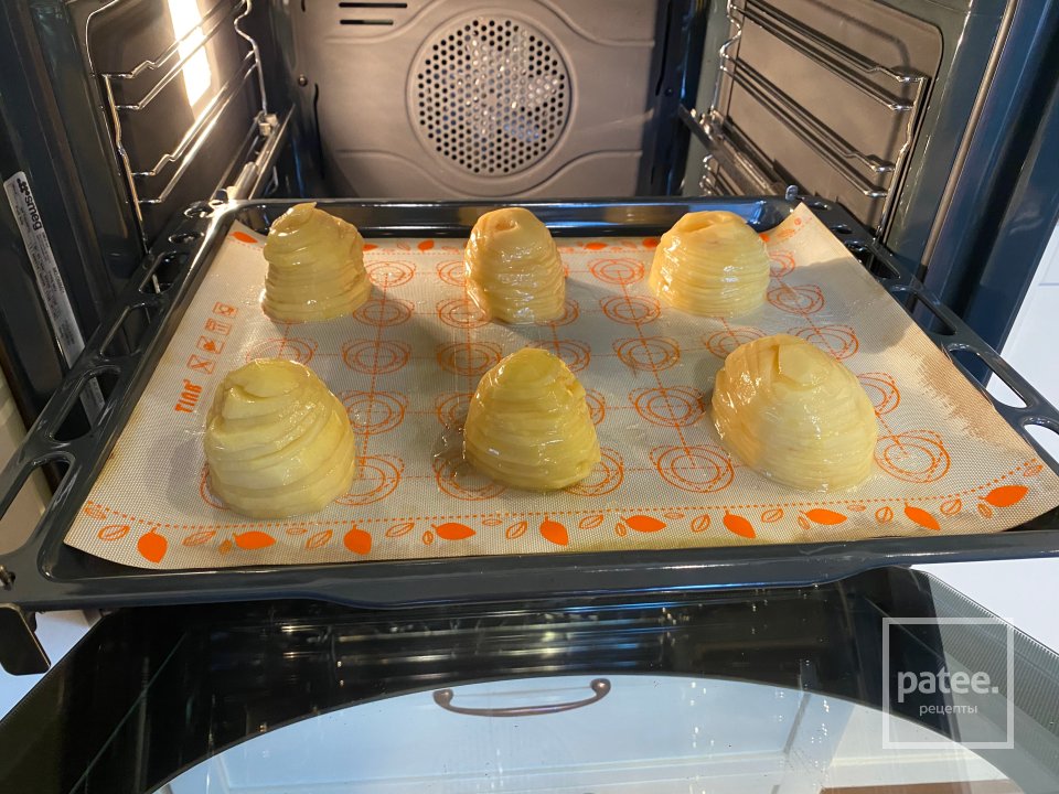 Ледяная рыба с пюре из цветной капусты и испеченном на утином жиру гратеном со сметаной и красной икрой - Шаг 4