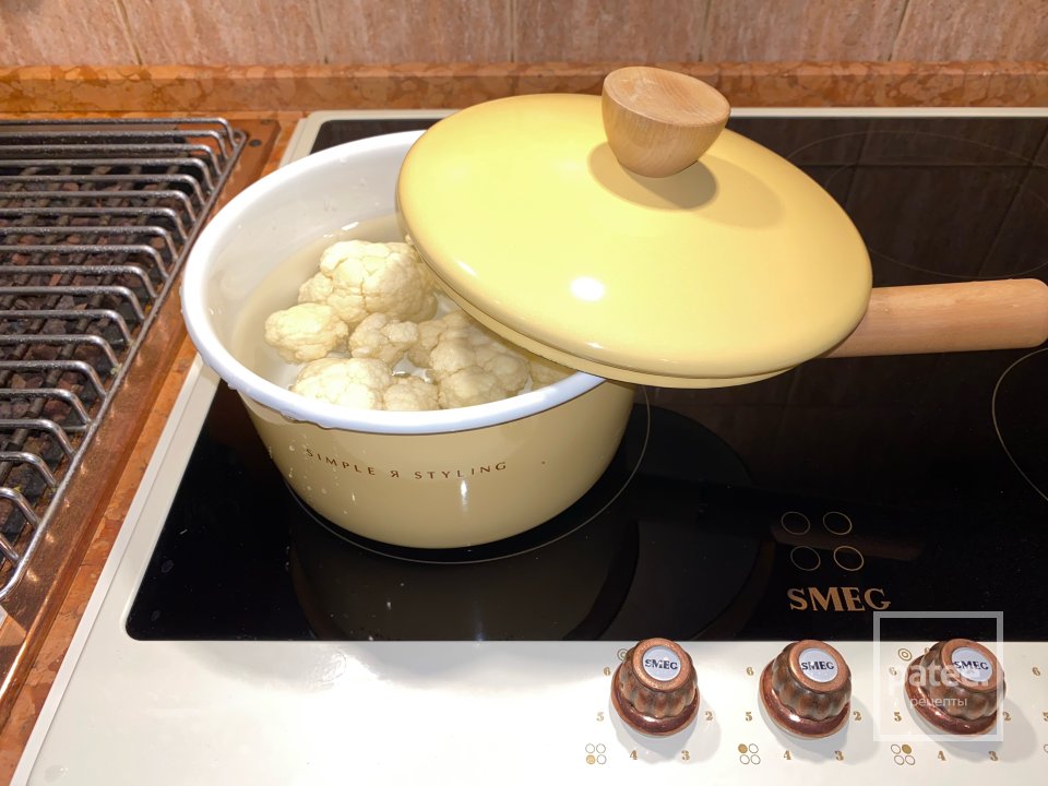 Ледяная рыба с пюре из цветной капусты и испеченном на утином жиру гратеном со сметаной и красной икрой - Шаг 5