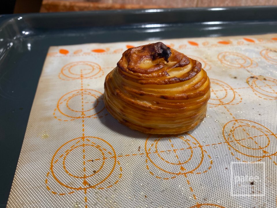 Ледяная рыба с пюре из цветной капусты и испеченном на утином жиру гратеном со сметаной и красной икрой - Шаг 10