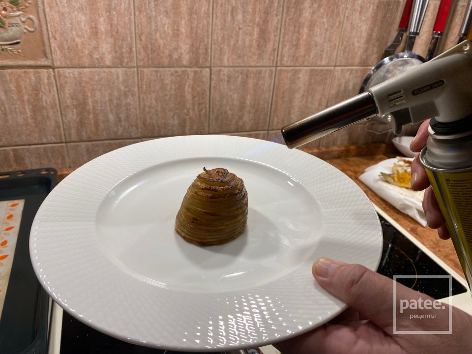 Ледяная рыба с пюре из цветной капусты и испеченном на утином жиру гратеном со сметаной и красной икрой - Шаг 11