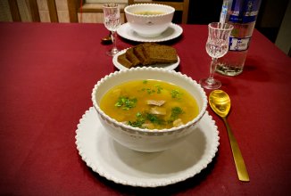 Картофельный суп с булгуром, шампиньонами и свиными языками