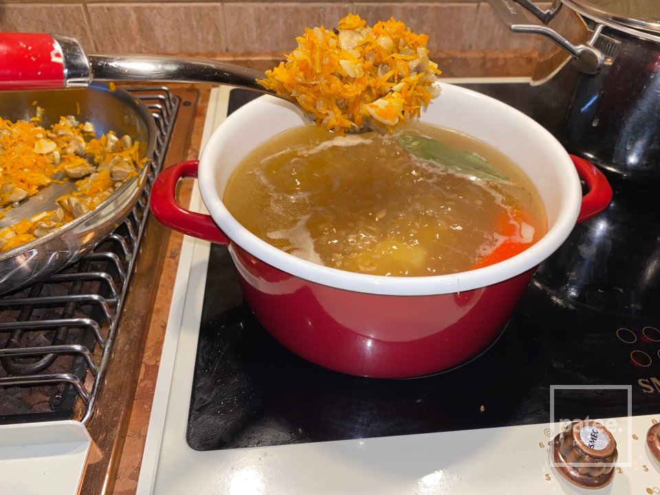 Картофельный суп с булгуром, шампиньонами и свиными языками - Шаг 12