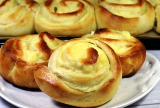 Сдобные булочки с заварным кремом