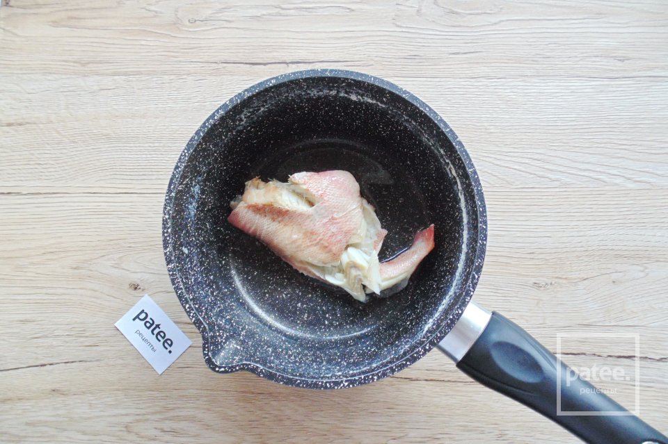 Салат с отварным морским окунем - Шаг 3