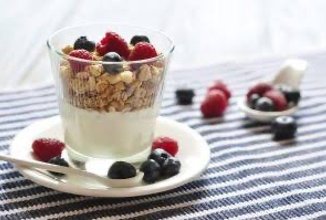 Гранола с йогуртом и фруктами