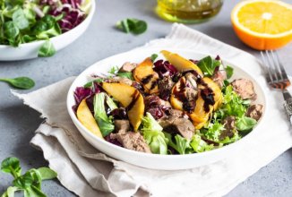 Салат с печенью и груше