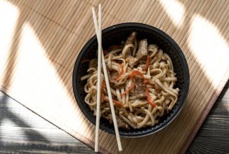 Лапша «Вок» с говядиной и баклажанами 🍜