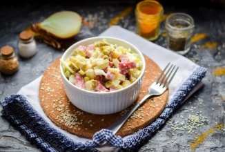 Салат из колбасы и маринованного лука 🥗