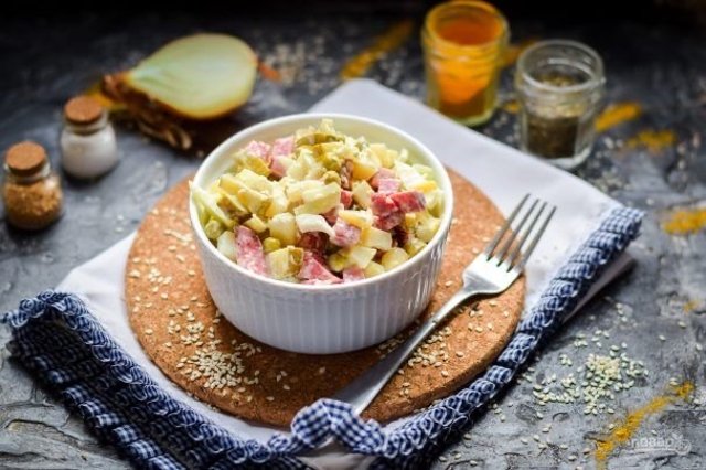 Салат из колбасы и маринованного лука 🥗