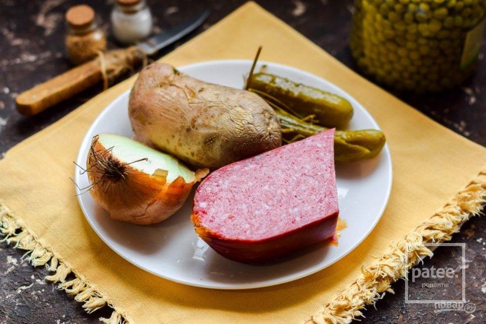 Салат из колбасы и маринованного лука 🥗 - Шаг 1