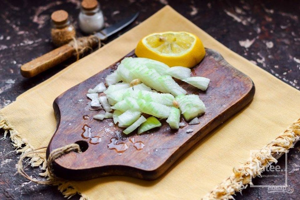 Салат из колбасы и маринованного лука 🥗 - Шаг 2