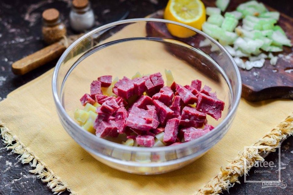 Салат из колбасы и маринованного лука 🥗 - Шаг 4