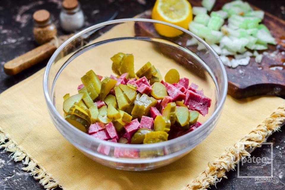 Салат из колбасы и маринованного лука 🥗 - Шаг 5