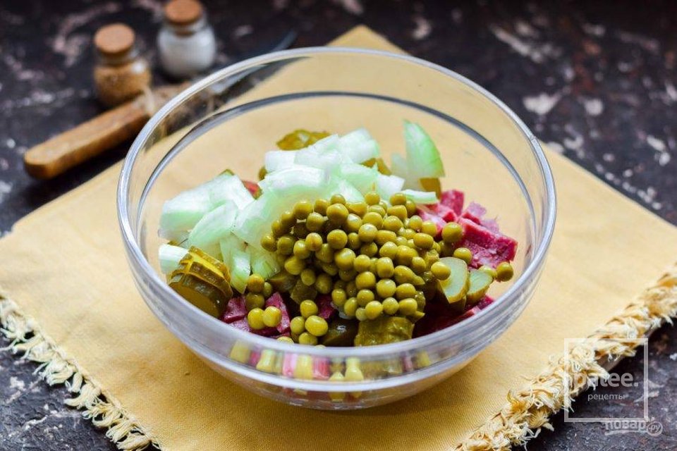 Салат из колбасы и маринованного лука 🥗 - Шаг 6