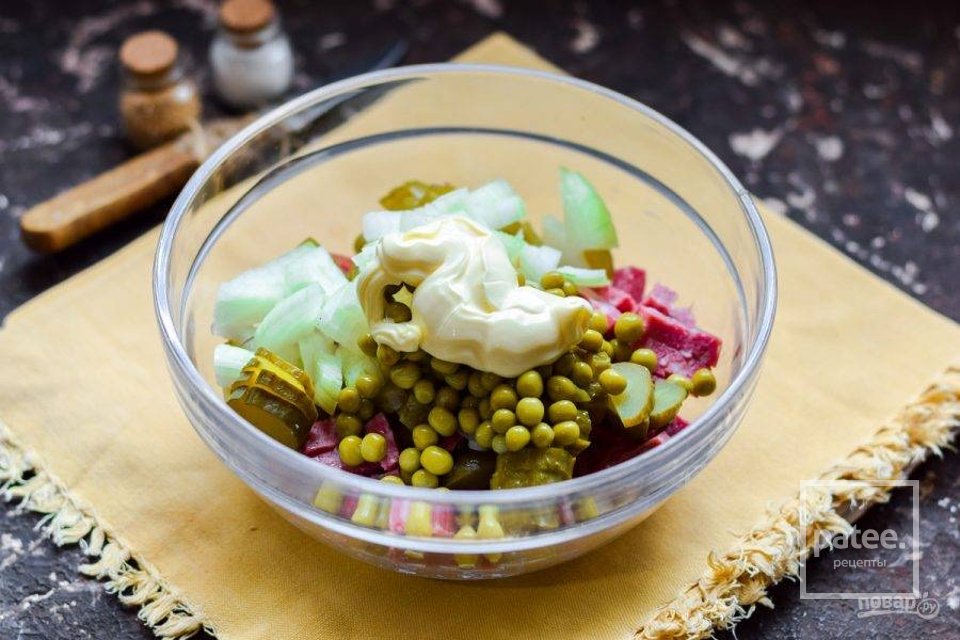 Салат из колбасы и маринованного лука 🥗 - Шаг 7