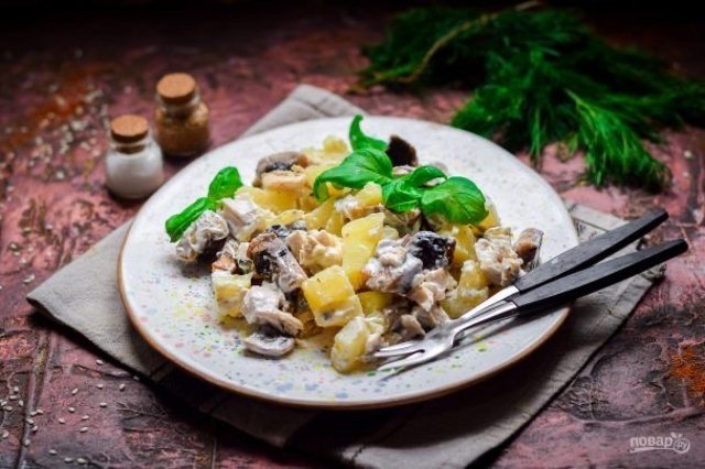 Салат с картошкой, грибами и курицей 🥗