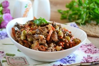 Салат из куриной печени и зелёным горошком 🥗