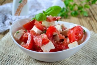Салат из помидоров, базиликом и чесноком 🥗