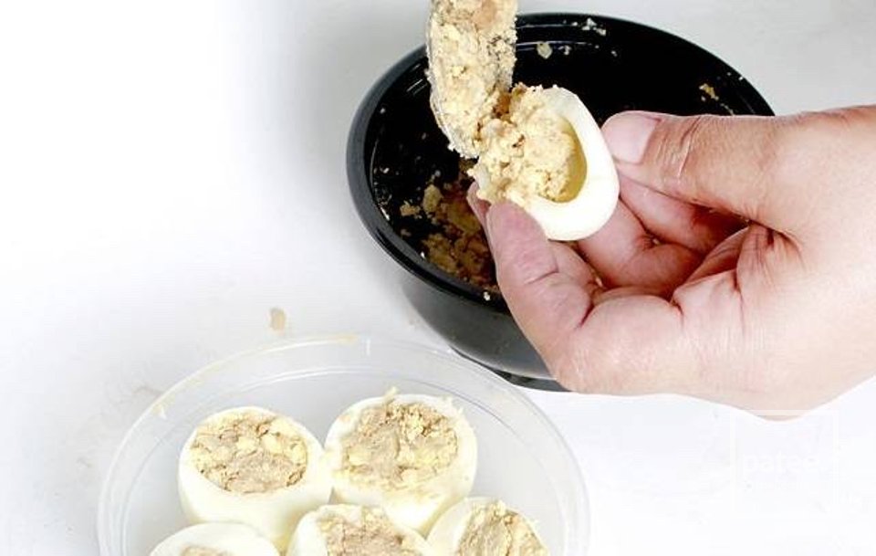 Яйца, фаршированные с рисом 🥚 - Шаг 6
