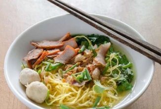 Суп с яичной лапшой и свининой 🍲