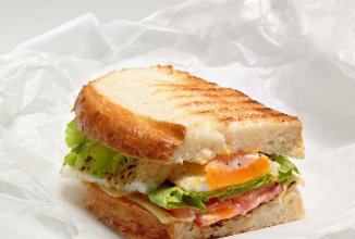 Сендвич с яичницей беконом и сыром 🥪