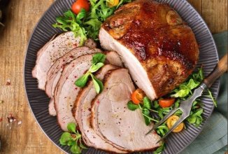 Свиной окорок, запечённый  в соевой глазури 🥩