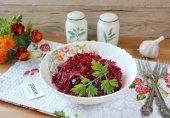 Свекольный салат с яблоком и черносливом