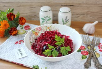 Свекольный салат с яблоком и черносливом