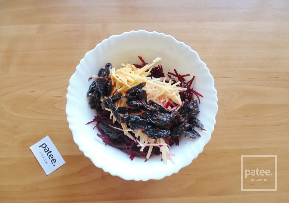 Свекольный салат с яблоком и черносливом - Шаг 4